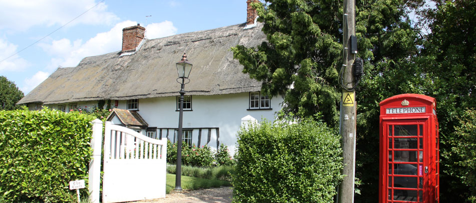 quirky thatched cottage in suffolk